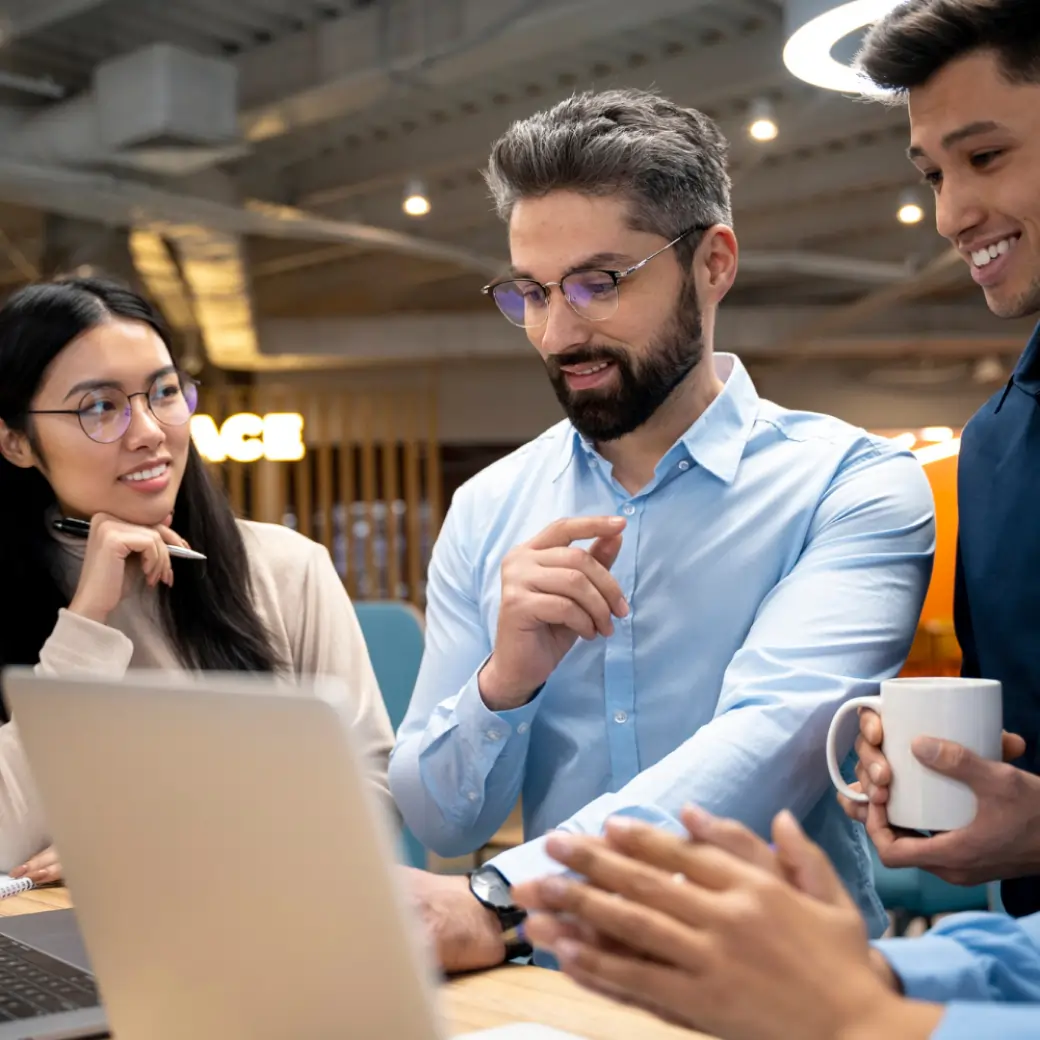 Equipo de trabajo en oficina moderna